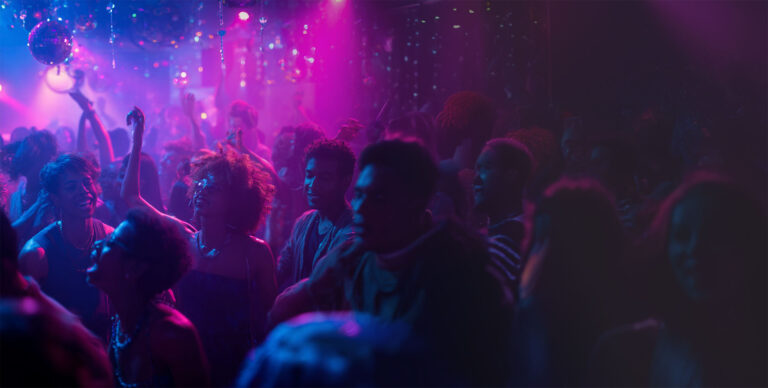 u1796711816_Wide_shot_of_a_dynamic_crowd_of_joyful_people_par_2878aaaf-24f3-4d04-b80c-5a1a062744c8_2 2