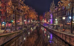 Feestende toerist blijft naar Amsterdam komen, gemeente start toch nieuwe campagne